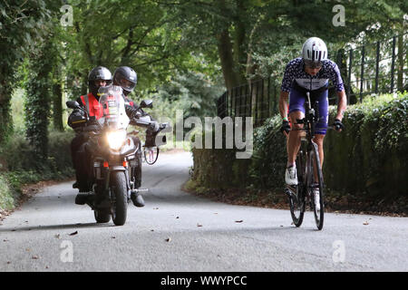 I concorrenti partecipano a IRONMAN Galles 2019 Foto Stock