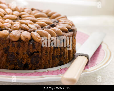 Dundee la torta su un piatto Foto Stock