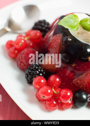 Champagne Berry Jelly con Clotted Cream Foto Stock