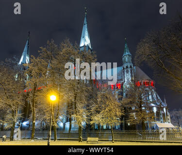 Chiesa dei Santi. Olha e Elizabeth nella notte invernale città di Lviv, Ucraina Foto Stock