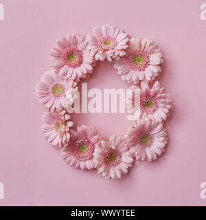 Lettera o fatta di fiori. Parte della parola AMORE , alfabeto floreale Foto Stock