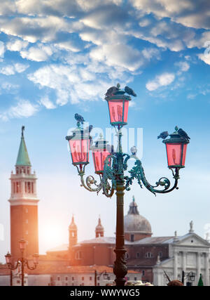 Viste romantiche con rosa antico lanterna di fronte al Basilika San Giorgio Maggiore a Venezia, Foto Stock