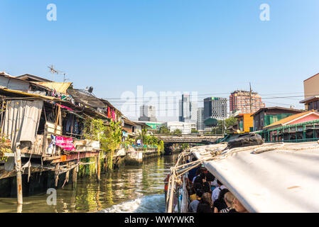 Uno dei principali canali di acqua a Bangkok, il Khlong Saen Saep Foto Stock