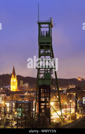 Il trasportatore torre del Erin colliery di notte di Castrop-Rauxel, la zona della Ruhr, Germania, Europa Foto Stock