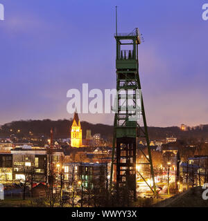 Il trasportatore torre del Erin colliery di notte di Castrop-Rauxel, la zona della Ruhr, Germania, Europa Foto Stock