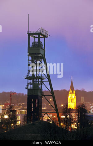 Il trasportatore torre del Erin colliery di notte di Castrop-Rauxel, la zona della Ruhr, Germania, Europa Foto Stock