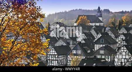 Alter Flecken, centro storico della città con tipiche case a graticcio in collezione autunno, Freudenberg, Germania Foto Stock