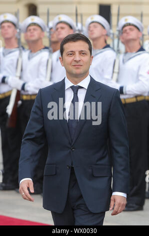 Kiev, Ucraina. Xvi Sep, 2019. Presidente dell'ucraina Volodymyr Zelenskyy passeggiate passato la Guardia d'onore al palazzo Mariinskiy durante la cerimonia di apertura del Presidente della Repubblica Slovacca Zuzana Chaputova incontro a Kiev, Ucraina, 16 settembre 2019. Credito: ZUMA Press, Inc./Alamy Live News Foto Stock