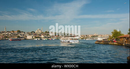 BEYOGLU, ISTANBUL, Turchia - 12 settembre 2019;Karakoy traghetto passeggeri Pier. Golden Horn ingresso Karakoy costa. Foto Stock