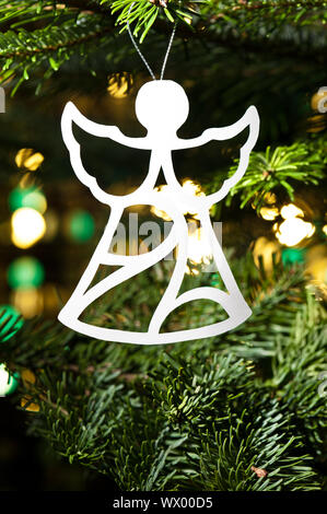 Forma angelo ornamento di Natale nella struttura ad albero di Natale Foto Stock