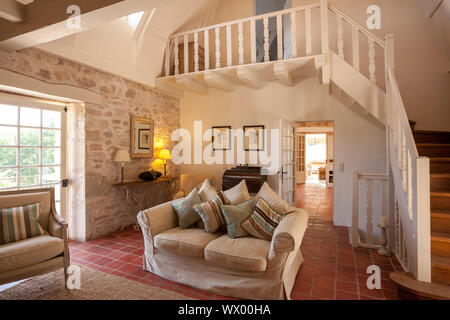 Splendido stile francese grande soggiorno con soppalco Foto Stock