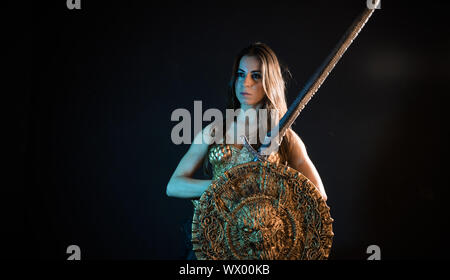 Valkyrie guerriero, donna con golden armor rivestire di ferro e grande guerriero spada Foto Stock