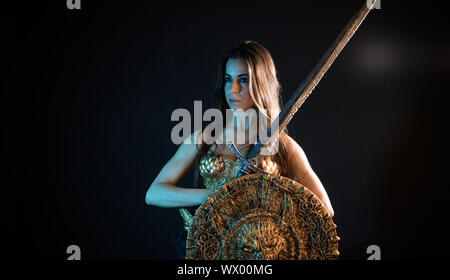 Knight valkyrie guerriero, donna con golden armor rivestire di ferro e grande guerriero spada Foto Stock