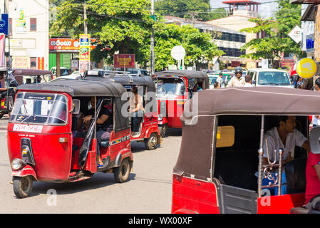 A tre ruote sulla strada principale della città Galle nel sud dello Sri Lanka Foto Stock