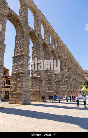 SEGOVIA, Spagna - 27 Aprile 2019: Paesaggio di acquedotto romano, il famoso punto di riferimento di Segovia, Spagna Foto Stock