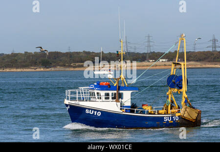 SU10 ispirazione un peschereccio di lavoro in acqua di Southampton, Hampshire, Inghilterra, Regno Unito Foto Stock