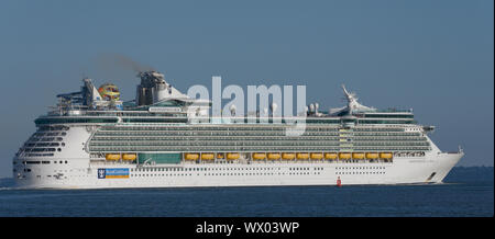 Indipendenza dei mari una libertà-class nave da crociera gestito dalla Royal Caribbean Cruise Line lasciando Southampton, Hampshire, Inghilterra, Regno Unito Foto Stock