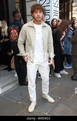 Londra, Regno Unito. Eyal Booker a primavera estate 2020, London Fashion Week. 13 settembre 2018. Ref:LMK73-S2346-140919. Keith Mayhew/Landmark WWW.LMKMEDIA.COM. Media Foto Stock