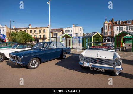 Auto sulla spiaggia car show su Marine Parade, Southend on Sea, Essex, Regno Unito. Ford Cortina e Hillman Minx classic cars con rifugi colorati Foto Stock