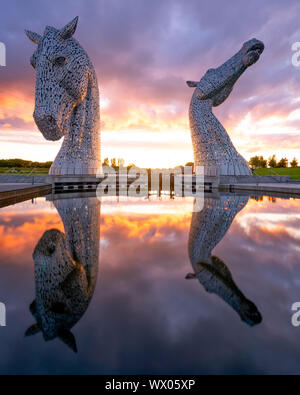 Il Kelpies al tramonto, canale di Forth e Clyde a elica Park, Falkirk, Stirlingshire, Scotland, Regno Unito, Europa Foto Stock