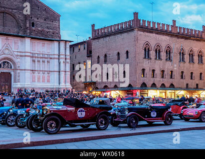 1000 Miglia a Piazza Maggiore, Bologna, Emilia Romagna, Italia, Europa Foto Stock