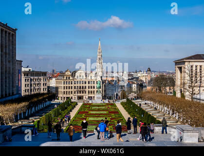 Vista sul Mont des Arts giardino pubblico verso il Municipio guglia, Bruxelles, Belgio, Europa Foto Stock