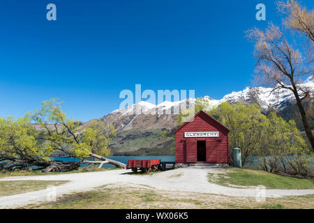 Il red boat house di Glenorchy in primavera, Queenstown distretto dei laghi, regione di Otago, South Island, in Nuova Zelanda, Pacific Foto Stock