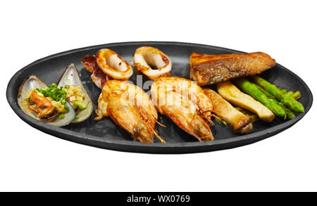 Bistecca di pesce con gamberi cozze e salmone isolati su sfondo bianco Foto Stock