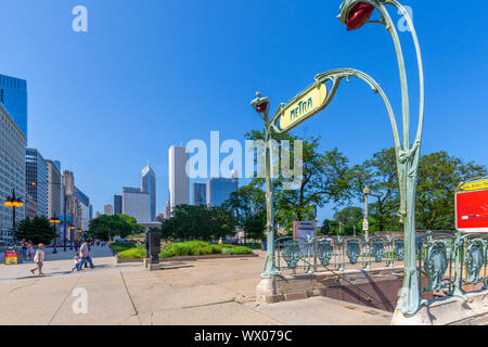 Vista di Parigi di stile ingresso della metropolitana, il centro di Chicago, Illinois, Stati Uniti d'America, America del Nord Foto Stock