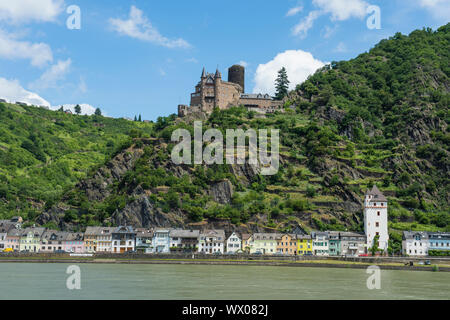 Castello Katz si affaccia sul Reno e St. Goar, Sito Patrimonio Mondiale dell'UNESCO, valle del medio Reno, Renania-Palatinato, Germania, Europa Foto Stock