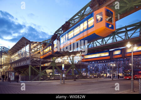 Due ferrovie di sospensione alla stazione Oberbarmen, Wuppertal, Bergisches Land, Germania, Europa Foto Stock