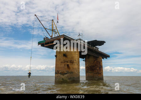 Vista di Roughs Tower, l'ex plattform difesa, un mare Maunsell Fort, ora il Principato di Sealand, Mare del Nord Europa Foto Stock