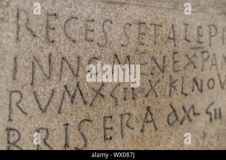 Script, antiche scritte in latino e in spagnolo antico scolpiti sulla pietra all'interno di una cattedrale gotica in Spagna Foto Stock