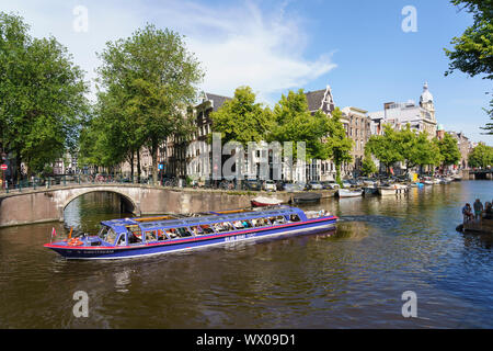 Imbarcazione turistica su un canale, Amsterdam, Olanda Settentrionale, Paesi Bassi, Europa Foto Stock