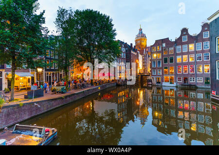 Ristoranti da un canale al tramonto, Oudezijds Kolk, Amsterdam, Olanda Settentrionale, Paesi Bassi, Europa Foto Stock