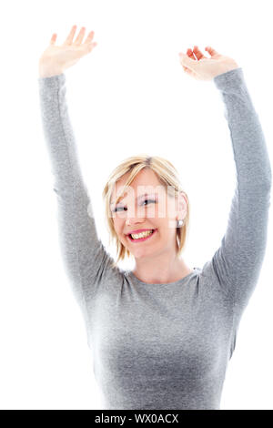 Successo bella giovane donna la trasmissione via IR con piacere alzando le braccia sopra la sua testa in esultanza Foto Stock