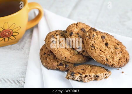 Una tazza di tè e deliziosi biscotti. Foto Stock