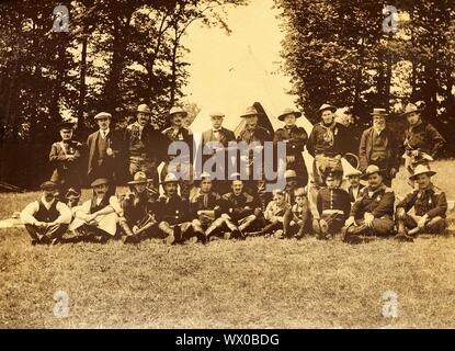 Un gruppo di uomini in uniforme nella parte anteriore di un tende Tepee, Buckinghamshire, 1913. Ritratto di gruppo di scout leader con epaulettes chainmail. I soldati britannici in servizio attivo in Sudan (1898) e durante la Guerra Boera (1899-1902) indossavano epaulettes fatta di chainmail per proteggere contro spada colpi alla spalla. Il Boy Scout Association è stata costituita nel 1910 da Robert Baden-Powell. Foto Stock