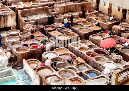 Attrazioni del Marocco. Le concerie di Fez. Serbatoi con coloranti e vasche in il tradizionale seminario in pelle di Fez. Il Marocco, Fes 04.21.2019 Foto Stock