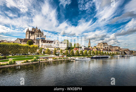 Vista di Auxerre presso il fiume Yonne, Borgogna, Francia Foto Stock