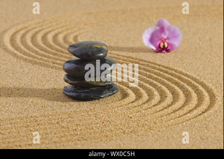 Giardino giapponese con pietra, sabbia e Yin Yang Foto Stock