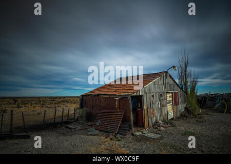 Il vecchio capannone set contro il paesaggio aperto in Patagonia, Argentina, Sud America Foto Stock