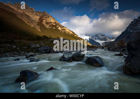 Rio Fitz Roy River, Monte Fitz Roy e Cerro Torre, El Chalten, parco nazionale Los Glaciares, Sito Patrimonio Mondiale dell'UNESCO, Patagonia, Argentina Foto Stock