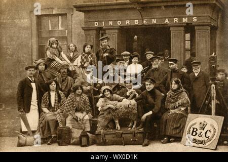 'Screen-stelle su ubicazione', 1914, (1933). Un gruppo di attori pongono sul set durante la realizzazione di una commedia per il British and colonial film (B&amp;C). Da "il corteo del secolo". [Odhams Press Ltd, 1933] Foto Stock