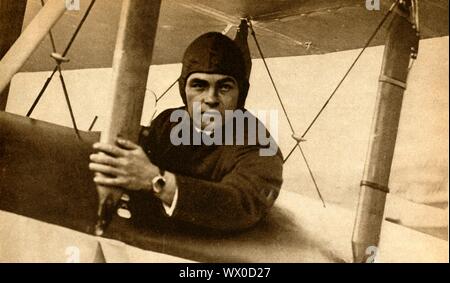 Bert Hinkler, 1928, (1933). Australian aviatore pioniere ed inventore Hinkler (1892-1933), soprannominato 'Australian Lone Eagle", progettato e costruito il velivolo in anticipo ed è stata la prima persona a volare solo dall'Inghilterra in Australia. Egli è stato anche il primo a volare in solitaria attraverso il sud dell'Oceano Atlantico. Morì di 40 anni dopo la caduta in remoto di campagna nei pressi di Firenze, Italia durante un altro volo solo tentativo di record. Da "il corteo del secolo". [Odhams Press Ltd, 1933] Foto Stock