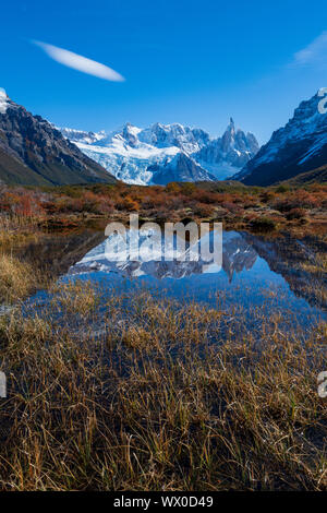 Un tipico autunnale paesaggio della Patagonia con il Monte Fitz Roy, El Chalten, parco nazionale Los Glaciares, Sito Patrimonio Mondiale dell'UNESCO, Patagonia, Argentina Foto Stock