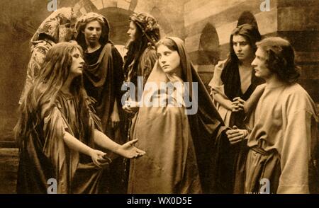 Il pianto delle donne, 1922. Paula Rendl come Maria Maddalena, Martha Veit come la Vergine Maria, Melchior Breitsamter come san Giovanni: i giocatori in Oberammergau Passion Play. Il gioco viene eseguito ogni dieci anni, su open-air stadi, dagli abitanti del villaggio di Oberammergau in Baviera, Germania. Andata in scena per la prima volta nel 1634, il gioco racconta la storia della passione di Gesù, che culmina nella sua crocifissione. La manifestazione è diventata un'attrazione turistica, con un pubblico proveniente da tutto il mondo. Cartolina ufficiale del 1922 Oberammergau Passion Play. [F. Bruckmann, Monaco di Baviera, Germania, 1922] Foto Stock