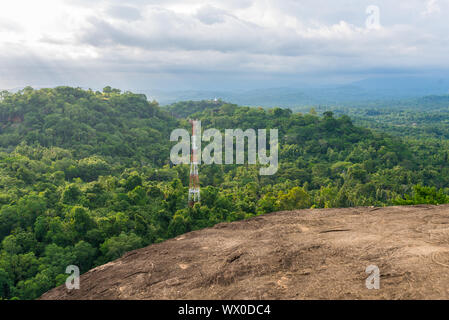 Sul livello più alto del monastero buddista e tempio Mulkirigala Raja Maha Vihara Foto Stock