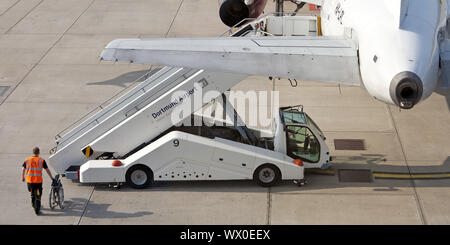 In aereo in posizione parcheggio a Dortmund Airport 21, Dortmund, la zona della Ruhr, Germania, Europa Foto Stock