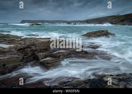 Mari tempestosi, guardando verso Pentire Point, Padstow, Cornwall, England, Regno Unito, Europa Foto Stock